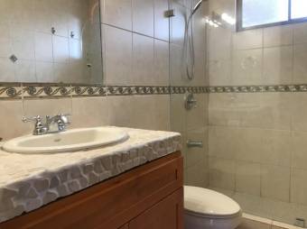 Se alquila hermosa y espaciosa casa con patio y terraza en San Ramon de La Unión 24-323