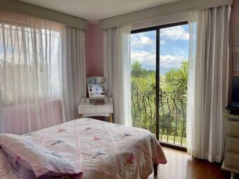 Se alquila hermosa y espaciosa casa con patio y terraza en San Ramon de La Unión 24-323