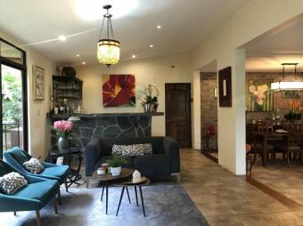 Se alquila hermosa y espaciosa casa con patio y terraza en San Ramon de La Unión 24-323