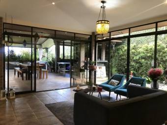 Se alquila hermosa y espaciosa casa con patio y terraza en San Ramon de La Unión 24-323