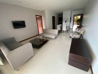 Se alquila lindo y espacioso apartamento con balcón en San Rafael de Escazú 24-442 