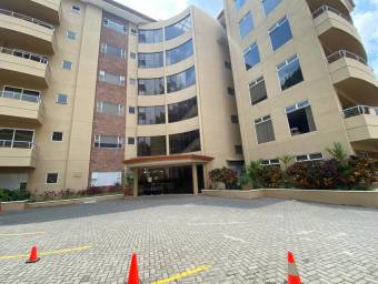 Se alquila lindo y espacioso apartamento con balcón en San Rafael de Escazú 24-442 