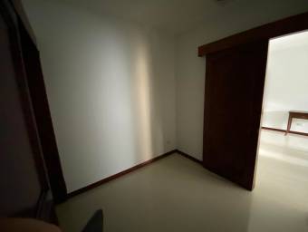 Se alquila lindo y espacioso apartamento con balcón en San Rafael de Escazú 24-442 