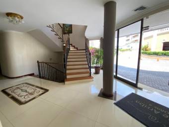 Se alquila lindo y espacioso apartamento con balcón en San Rafael de Escazú 24-442 