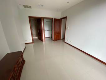 Se alquila lindo y espacioso apartamento con balcón en San Rafael de Escazú 24-442 