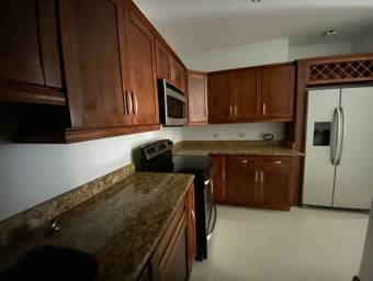 Se alquila lindo y espacioso apartamento con balcón en San Rafael de Escazú 24-442 