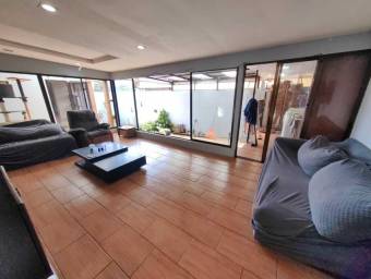 Se vende linda y espaciosa casa con patio y terraza en San Vicente Moravia 23-3547