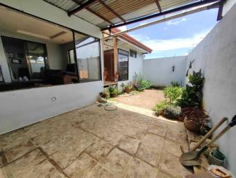 Se vende linda y espaciosa casa con patio y terraza en San Vicente Moravia 23-3547