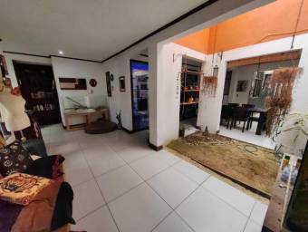 Se vende linda y espaciosa casa con patio y terraza en San Vicente Moravia 23-3547