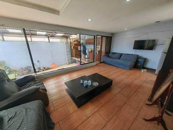 Se vende linda y espaciosa casa con patio y terraza en San Vicente Moravia 23-3547