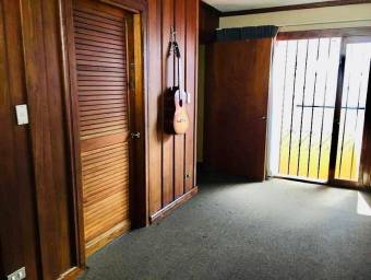 Se vende casa con uso de suelo mixto en Curridabat de San José 23-303