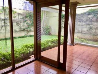 Se vende casa con uso de suelo mixto en Curridabat de San José 23-303