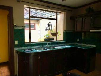 Se vende casa con uso de suelo mixto en Curridabat de San José 23-303