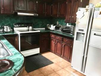 Se vende casa con uso de suelo mixto en Curridabat de San José 23-303