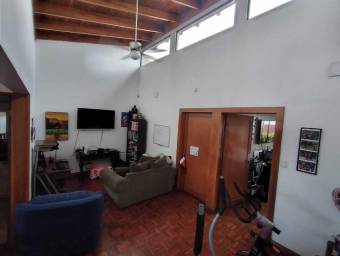 Se vende espaciosa casa con uso de suelo mixto En Uruca de San José 23-1424