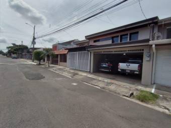 Se vende espaciosa casa con uso de suelo mixto En Uruca de San José 23-1424