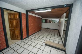 Se vende hermosa y espaciosa casa con uso de suelo mixto en La Uruca de San José 23-2920