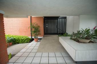 Se vende hermosa y espaciosa casa con uso de suelo mixto en La Uruca de San José 23-2920