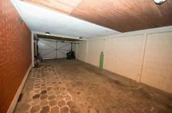 Se vende hermosa y espaciosa casa con uso de suelo mixto en La Uruca de San José 23-2920