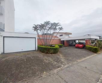 Se vende hermosa y espaciosa casa con uso de suelo mixto en La Uruca de San José 23-2920