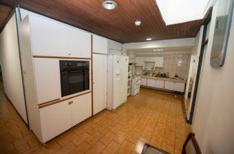 Se vende hermosa y espaciosa casa con uso de suelo mixto en La Uruca de San José 23-2920