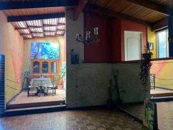 Se vende linda y espaciosa casa en San Pedro de Montes de Oca 23-922