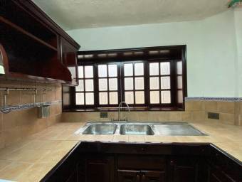 Se vende hermosa y espaciosa casa con patio en Uruca de San 