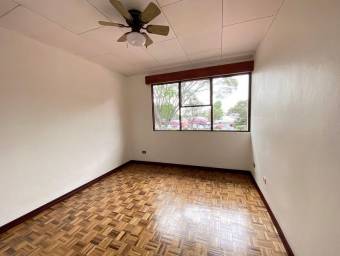 Se vende hermosa y espaciosa casa con patio en Uruca de San José 24-317