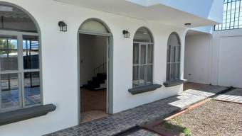 Se vende hermosa y espaciosa casa con patio en Mercedes de Montes de Oca 23-172