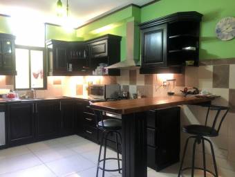 Se vende linda y espaciosa casa con jardín y terraza en Guadalupe de Goicoechea 23-1304