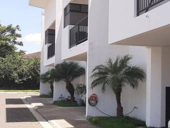 se vende condominio para inversión con 5 casas y 15 apartamentos  en Lindora 23-3249