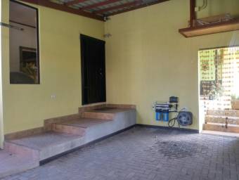 Se vende linda y espaciosa casa con balcón y patio en Guadalupe de Goicoechea 23-1304