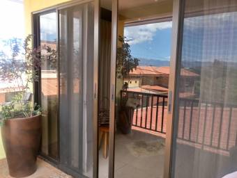 Se vende linda y espaciosa casa con balcón y patio en Guadalupe de Goicoechea 23-1304