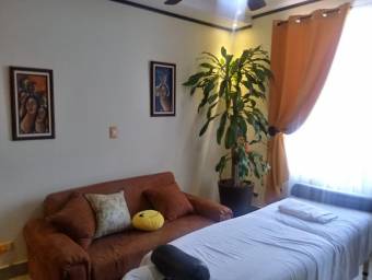 Se vende linda y espaciosa casa con balcón y patio en Guadalupe de Goicoechea 23-1304