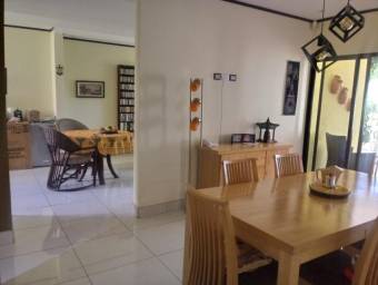 Se vende linda y espaciosa casa con balcón y patio en Guadalupe de Goicoechea 23-1304