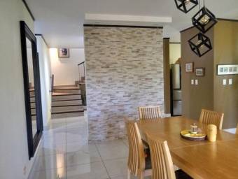 Se vende linda y espaciosa casa con balcón y patio en Guadalupe de Goicoechea 23-1304