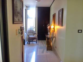 Se vende linda y espaciosa casa con balcón y patio en Guadalupe de Goicoechea 23-1304