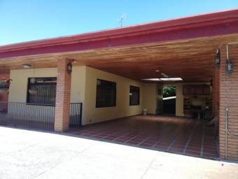 Se vende propiedad con 3 casas y mas de 2700m2 de lote en San Rafael de Heredia 23-2637