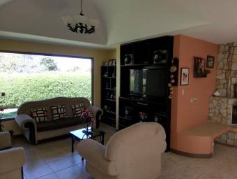 Se vende propiedad con 3 casas y mas de 2700m2 de lote en San Rafael de Heredia 23-2637