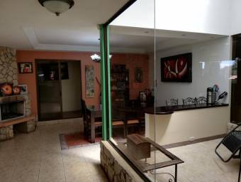 Se vende propiedad con 3 casas y mas de 2700m2 de lote en San Rafael de Heredia 23-2637