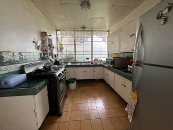 se vende linda y espaciosa casa con zonas verdes en San Vicente de Moravia 24-403