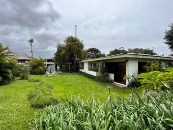 se vende linda y espaciosa casa con zonas verdes en San Vicente de Moravia 24-403