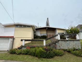 se vende linda y espaciosa casa con zonas verdes en San Vicente de Moravia 24-403