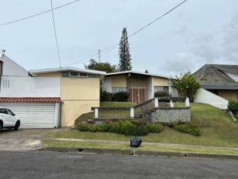 se vende linda y espaciosa casa con zonas verdes en San Vicente de Moravia 24-403