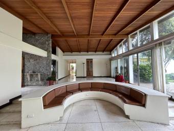 se vende linda y espaciosa casa con zonas verdes en San Vicente de Moravia 24-403