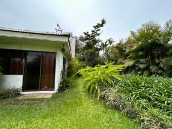 se vende linda y espaciosa casa con zonas verdes en San Vicente de Moravia 24-403