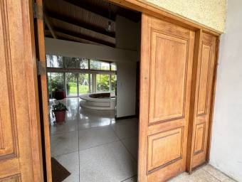 se vende linda y espaciosa casa con zonas verdes en San Vicente de Moravia 24-403