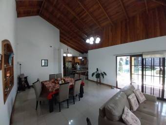 Se vende linda y espaciosa casa con patio y terraza en Santa Ana 23-1553