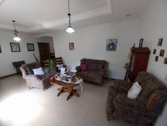 Se vende linda y espaciosa casa con patio y terraza en Santa Ana 23-1553