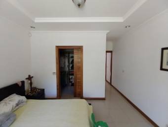 Se vende linda y espaciosa casa con patio y terraza en Santa Ana 23-1553